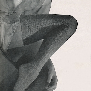 Puede incluir: Primer plano de una pierna con medias negras de patrón. Las medias tienen un aspecto texturizado y tejido.