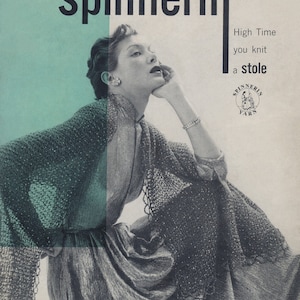 Könnte beinhalten: Ein Schwarzweißfoto einer Frau, die eine grüne gestrickte Stola trägt. Der Text "spinnerin" steht in großen Fettdruckbuchstaben oben im Bild. Der Text "High Time you knit a stole" befindet sich in der oberen rechten Ecke des Bildes. Ein rundes Logo mit dem Text "spinnerin yarn" befindet sich in der oberen rechten Ecke des Bildes. Der Text "25c" befindet sich in der unteren rechten Ecke des Bildes.