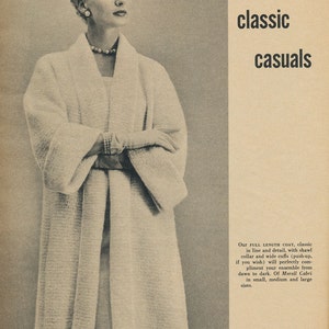 Puede incluir: Un abrigo blanco de largo completo con cuello de chal y puños anchos. El abrigo es de estilo clásico y tiene un diseño sencillo y elegante.  Nuestro ABRIGO LARGO, clásico en línea y detalle, con cuello de chal y puños anchos (que se pueden subir, si lo deseas) complementará perfectamente tu conjunto desde el amanecer hasta la noche. De Morell Cabri en tallas pequeña, mediana y grande.