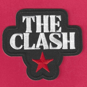 Può includere: Toppa ricamata con la scritta bianca "THE CLASH" su sfondo nero, ornata da una stella rossa. Lo sfondo è rosso. Un accessorio per gli appassionati di musica.