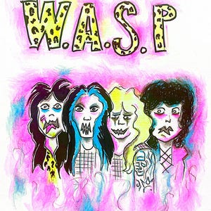 Op de afbeelding: Een kleurrijke illustratie met de band W.A.S.P. De naam van de band is geschreven in gele luipaardletters. Het kunstwerk toont vier gestileerde bandleden met unieke kapsels en make-up, omringd door roze en blauwe tinten.