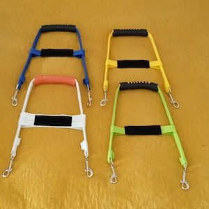 Może przedstawiać: Zestaw trzech ceramicznych kubków z nakrapianym, matowym wykończeniem. Każdy kubek ma inny kolor: jasnoniebieski, kremowy i szary. Kubki mają prosty, nowoczesny design i wygodny uchwyt.