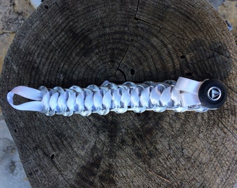 Bracelet réalisé en capsules de canettes recyclées