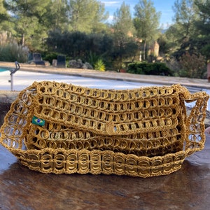 Handbag or shoulder bag made from recycled can capsules