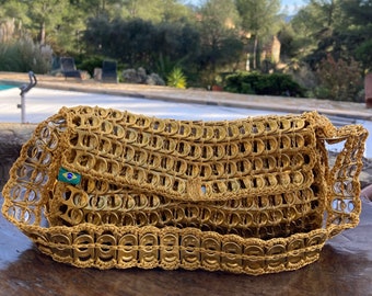 Handbag or shoulder bag made from recycled can capsules