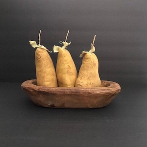 Country Primitive Bowl with Grungy Pears