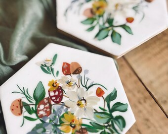 Handmålade träunderlägg med blommiga svampmotiv, set om 2, botaniska Cottagecore-dryckunderlägg