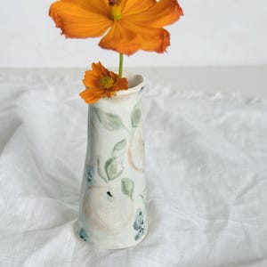 Handmålad keramisk knoppvas | Dämpad blommig keramik