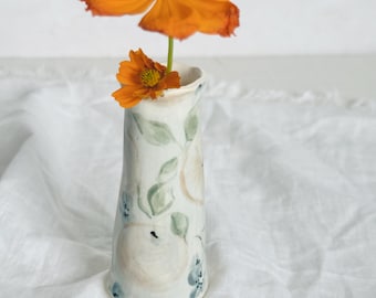 Jarrón de cerámica pintado a mano / Cerámica floral en tonos suaves