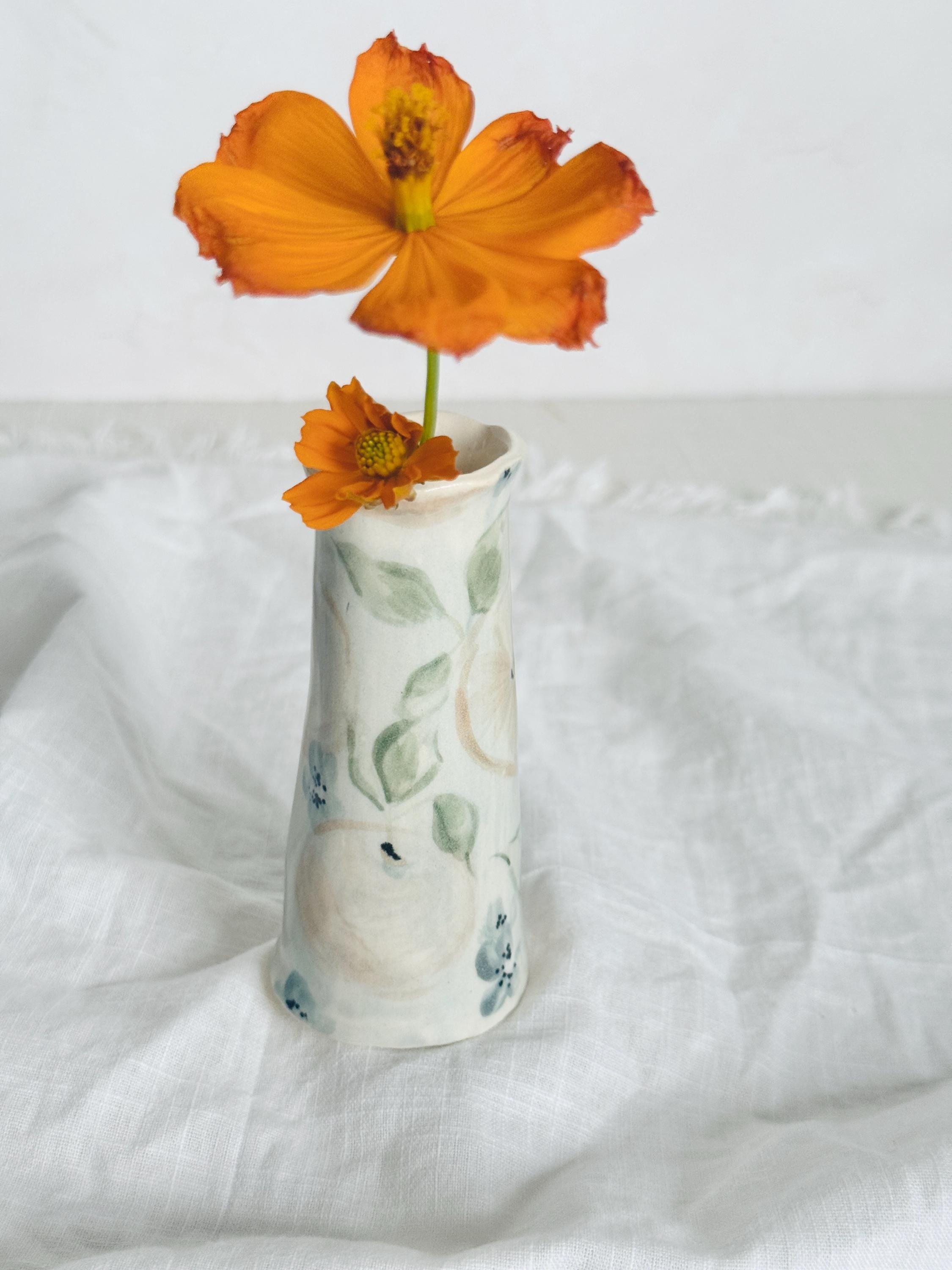 手描きの陶器の花瓶 | 落ち着いた花柄の陶器 - Etsy 日本