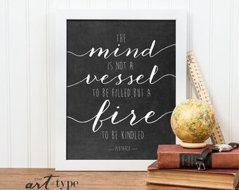 Citazione sull'istruzione scolastica a casa, stampabile, decorazione murale. La mente non è un vaso ma un fuoco. DOWNLOAD IMMEDIATO. Regalo per insegnanti, ispirazione, Plutarco.