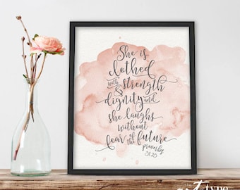 Sprüche 31 Muttertag Druck Gekleidet in Stärke und Würde SOFORTIGER DOWNLOAD Druckbare Schrift Sprüche Frau Mutter Geschenk Oma Blush