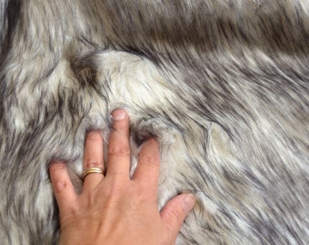Tissu fausse fourrure à poils longs alaska blanc à pointes noires qualité de luxe fourniture créative différentes tailles par 10cm x 150cm