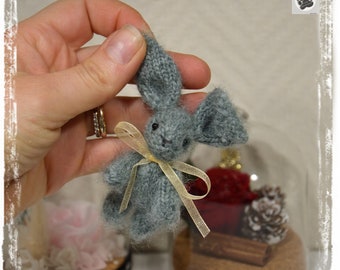 Hope lapin en peluche tricoté miniature 7cm (2.7") collection fait main pièce unique OOAK peluche sculpture textile laine alpaga