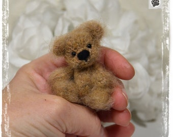 Kleiner Miniatur-Strickbär zum Sammeln, 5 cm (1,9"), handgefertigter Künstlerbär, OOAK-Plüschskulptur aus Wolle und Mohair