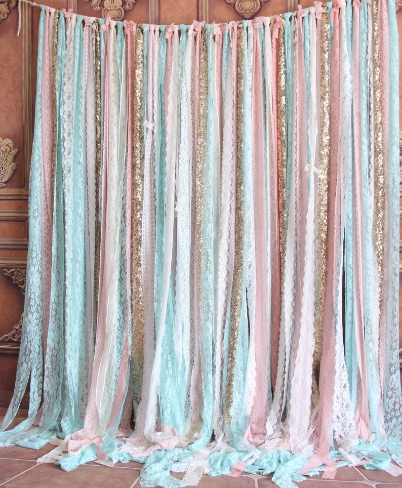 Photo d'un sublime rideau girly avec dentelle - Créatrice ETSY : SilverDrawer