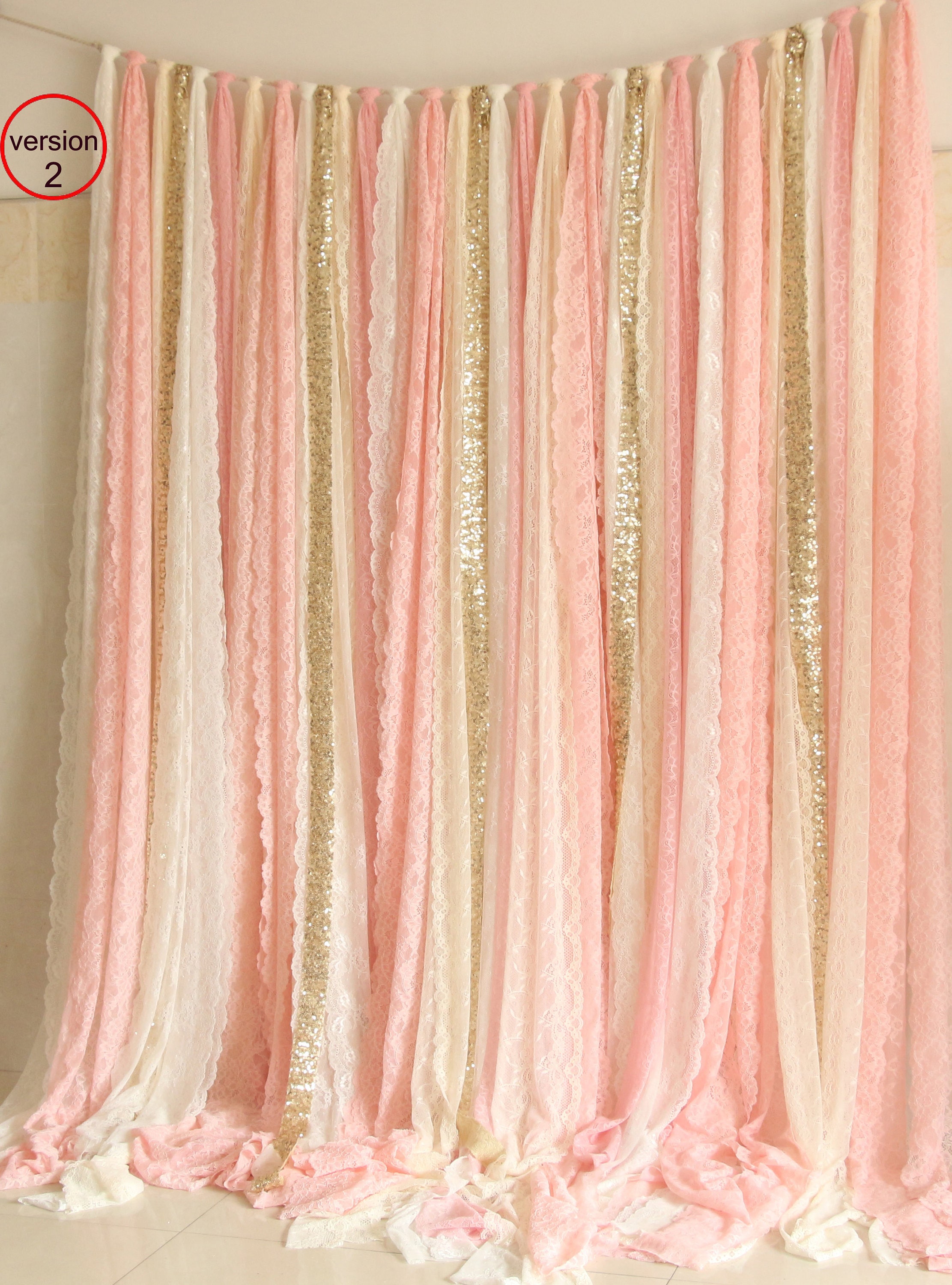 Cromo luz de mesita de noche con columna detalladas y pantalla de tela rosa blush