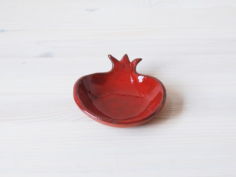 Cuenco de cerámica, cuenco pequeño, cuenco de granada, granada roja, plato para servir, soporte para anillos, plato de baratijas, regalos judíos, regalo de Rosh Hashaná. imagen 1