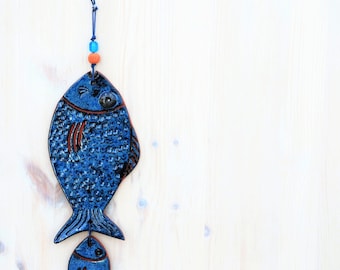 Adorno de pez de cerámica hecho a mano, decoración de playa azul, para colgar en la pared