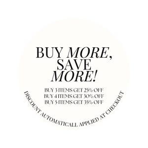 Puede incluir: Un c&iacute;rculo blanco con texto negro que dice "BUY MORE, SAVE MORE!" y "BUY 3 ITEMS GET 25% OFF, BUY 4 ITEMS GET 30% OFF, BUY 5 ITEMS GET 35% OFF". El texto "DISCOUNT AUTOMATICALL APPLIED AT CHECKOUT" est&aacute; curvado alrededor de la parte inferior del c&iacute;rculo.
