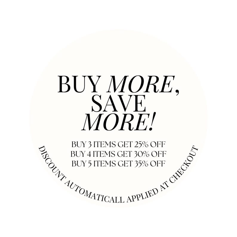 Puede incluir: Un c&iacute;rculo blanco con texto negro que dice "BUY MORE, SAVE MORE!" y "BUY 3 ITEMS GET 25% OFF, BUY 4 ITEMS GET 30% OFF, BUY 5 ITEMS GET 35% OFF". El texto "DISCOUNT AUTOMATICALL APPLIED AT CHECKOUT" est&aacute; curvado alrededor de la parte inferior del c&iacute;rculo.