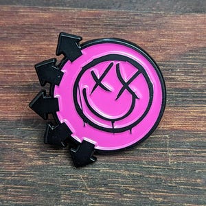 Blink-182 - Pink- Lapel Pin