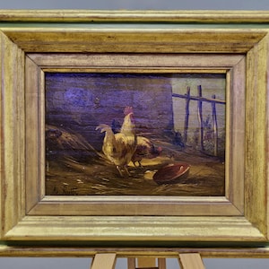 Peut inclure: Peinture &agrave; l'huile de poulets dans une ferme, encadr&eacute;e dans un cadre en bois dor&eacute;. L'&oelig;uvre repr&eacute;sente deux poulets pr&egrave;s d'une structure en bois et d'un bol. La peinture a une esth&eacute;tique rustique et vintage.