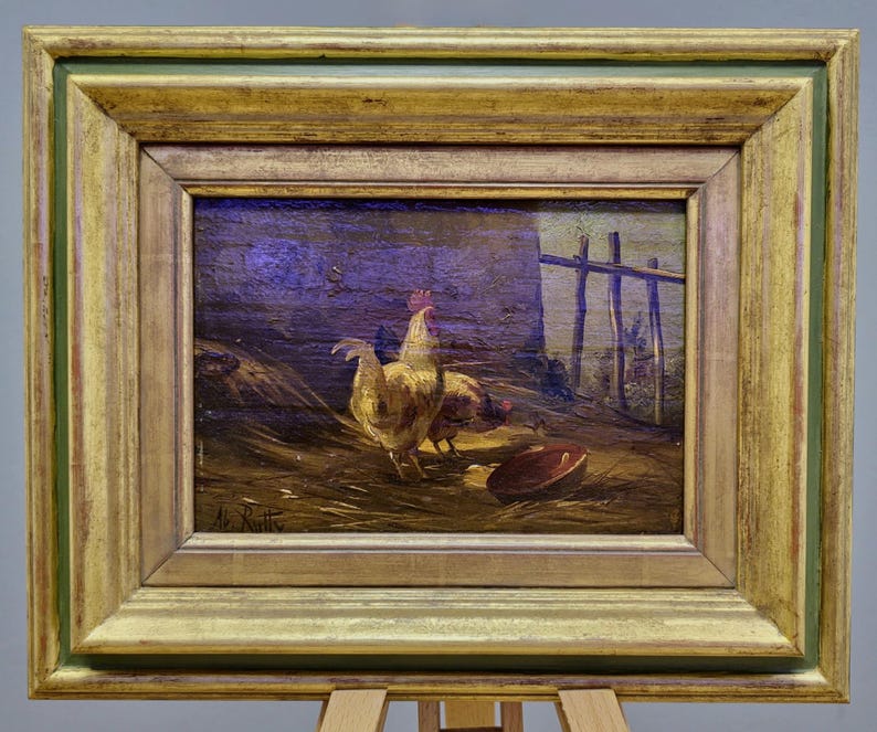Peut inclure: Peinture &agrave; l'huile de poulets dans une ferme, encadr&eacute;e dans un cadre en bois dor&eacute;. L'&oelig;uvre repr&eacute;sente deux poulets pr&egrave;s d'une structure en bois et d'un bol. La peinture a une esth&eacute;tique rustique et vintage.