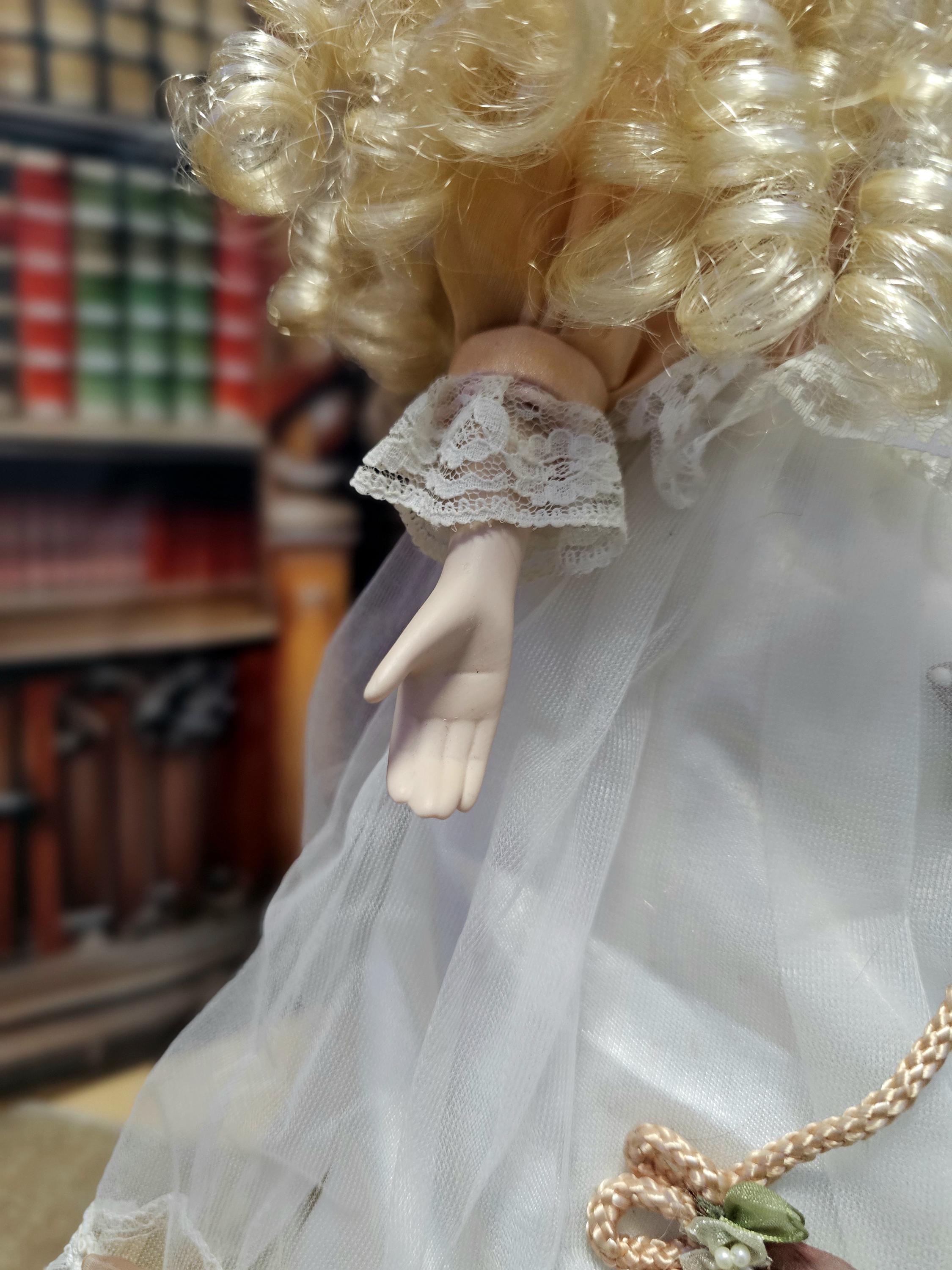 antique doll ୨୧ * Parisの老舗の パン屋さん antique doll