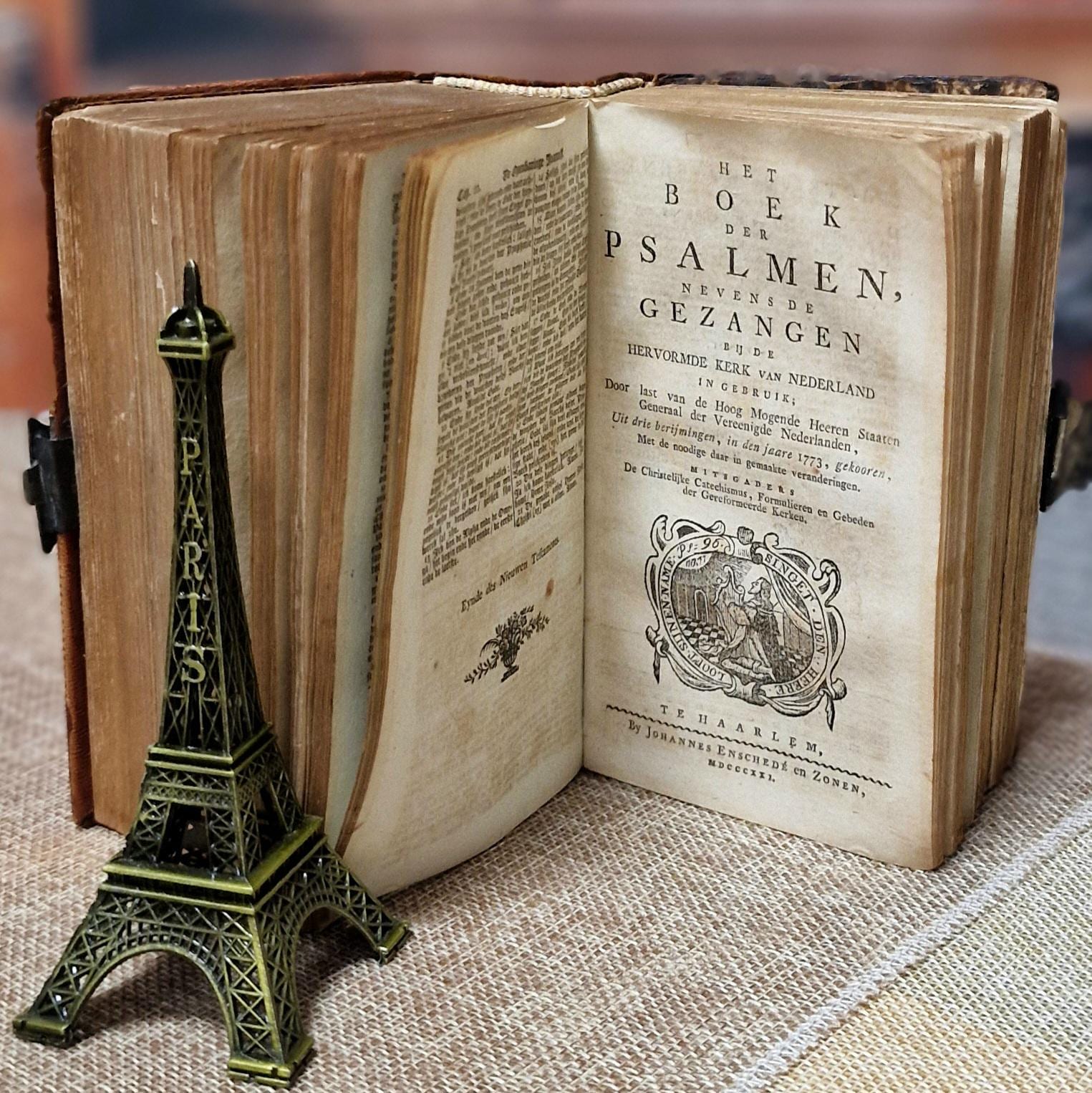 1824年製 希少なアンティークオランダ語聖書と詩篇集、革装、銀の鍵