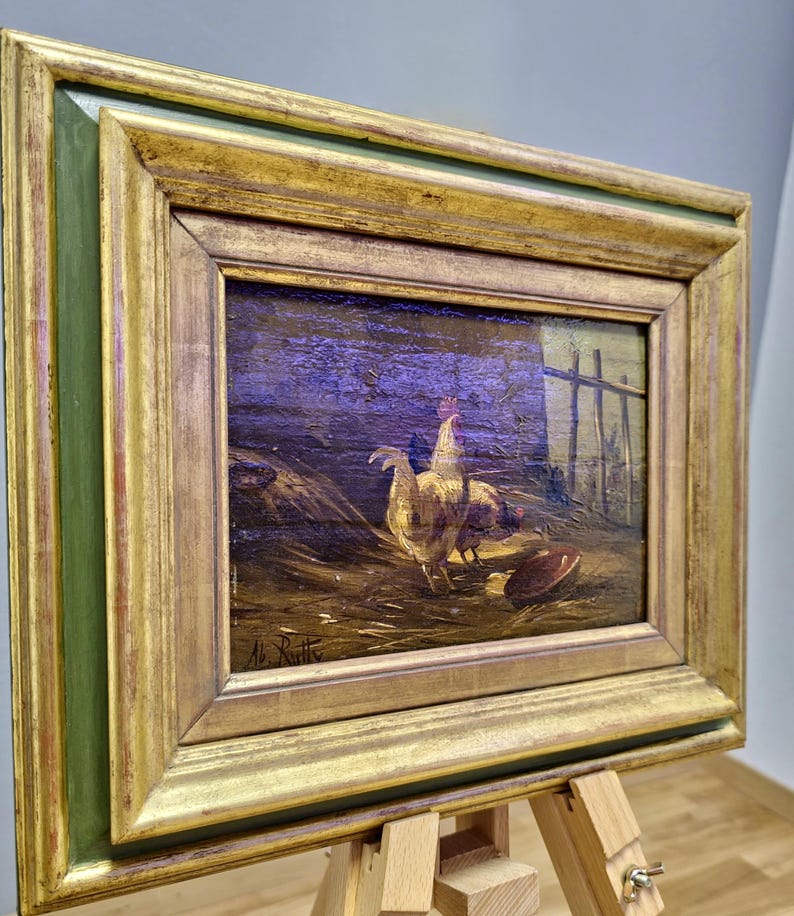 Peut inclure: Peinture &agrave; l'huile de poulets dans un cadre dor&eacute; et vert orn&eacute;. L'&oelig;uvre repr&eacute;sente deux poulets dans une cour de ferme avec une cl&ocirc;ture en arri&egrave;re-plan. La peinture est sign&eacute;e dans le coin inf&eacute;rieur gauche.
