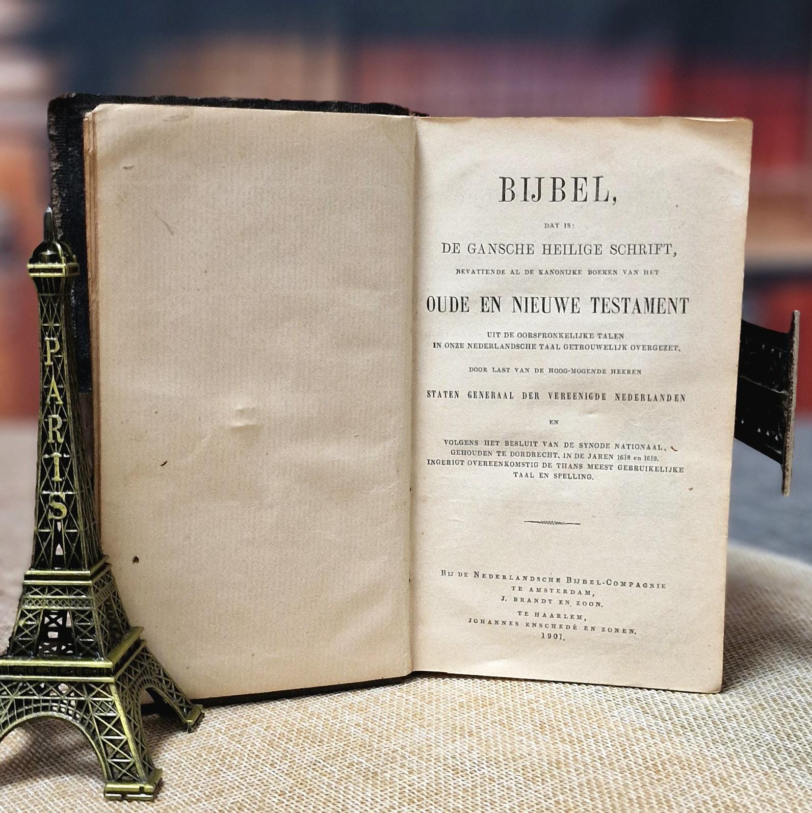 1900年前後のアンティーク聖書 シェル製クロス付き 1900年前後のアンティーク聖書 シェル製クロス付き