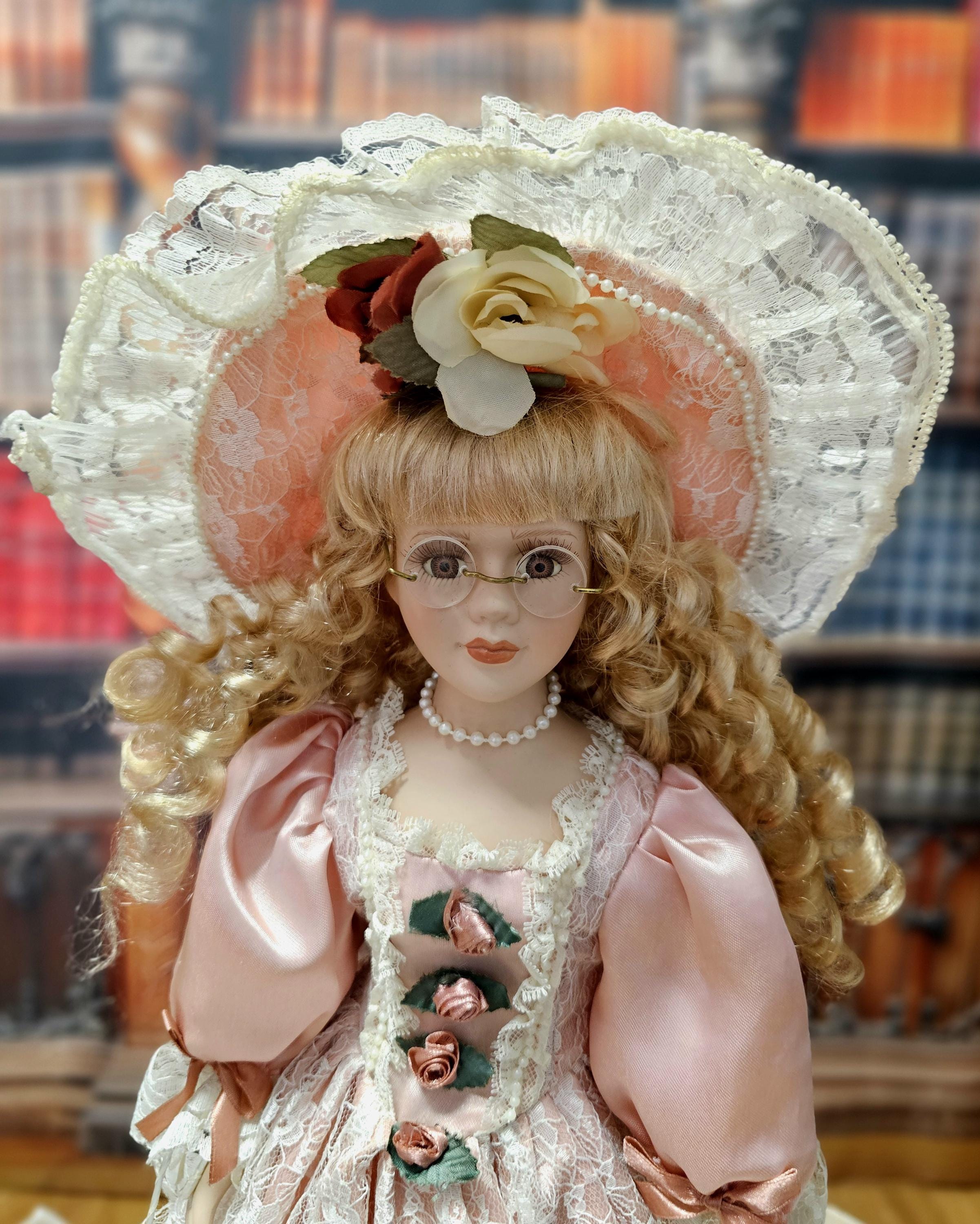 ヴィンテージのフランス製磁器人形、ブロンドの女性、ピンクのドレスを