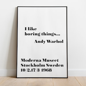 以下が含まれることがあります： 「退屈なものが好き… アンディ・ウォーホル　モダーナ・ミューセー　ストックホルム　スウェーデン　10/2.17/3 1968」というテキストが書かれた白黒の額装されたポスター