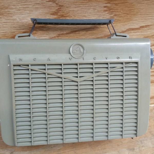 1956 RCA-Victor AM tube radio; Model 7-BX -5JJ