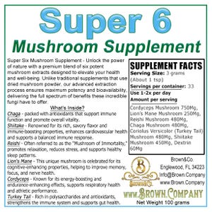 Peut inclure: &Eacute;tiquette du compl&eacute;ment alimentaire Super 6 Mushroom avec un titre vert et bleu sur fond blanc. L'&eacute;tiquette liste les ingr&eacute;dients et les bienfaits du compl&eacute;ment, notamment les champignons Chaga, Shiitake, Reishi, Lion's Mane, Cordyceps et Queue de dinde. L'&eacute;tiquette comprend &eacute;galement le nom de l'entreprise, son site web et ses coordonn&eacute;es.