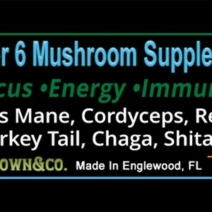 Peut inclure: Une &eacute;tiquette rectangulaire verte et bleue avec le texte "Super 6 Mushroom Supplement" et "&bull;Focus &bull;Energy &bull;Immunity". Sous le texte, une liste de six champignons : Lion's Mane, Cordyceps, Reishi, Turkey Tail, Chaga et Shitake. L'&eacute;tiquette comprend &eacute;galement le texte "BROWN&CO. Made In Englewood, FL" et un drapeau am&eacute;ricain.