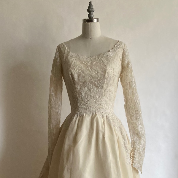 50er Jahre Creme Organza und Spitze Brautkleid mit Spitzenärmeln und Bateau-Ausschnitt mit kurzer Schleppe/24" Taille/RW