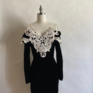 1980年代 スコット・マクリントック ブラック ベルベット オフショルダー ロングスリーブ ウィグル ドレス クロシェ レース ネックライン付き / ヴィンテージ ベルベット ウィグル ドレス