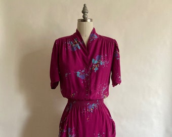 1980er Viskose Blumen Print Blouson in Fuchsia 40er Jahre Stil Kurzarm Kleid/1980er bis 40er Jahre Kleid/Vintage Blouson Kleid