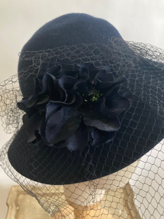 1940s Navy Wool Felt Tilt Hat with Netting and Fl… - image 8