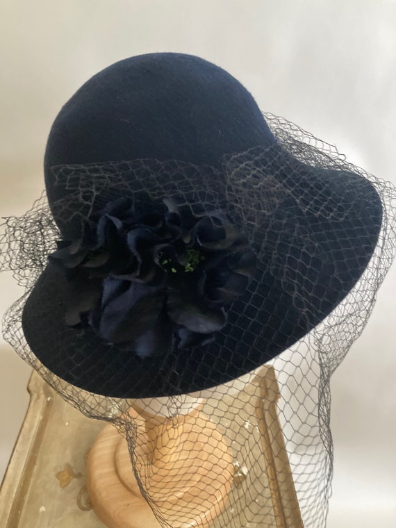 1940s Navy Wool Felt Tilt Hat with Netting and Fl… - image 4