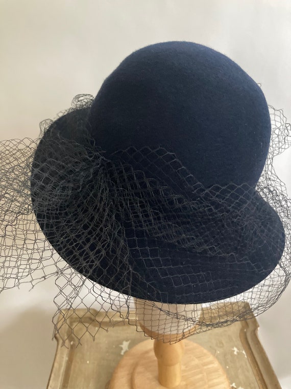 1940s Navy Wool Felt Tilt Hat with Netting and Fl… - image 6