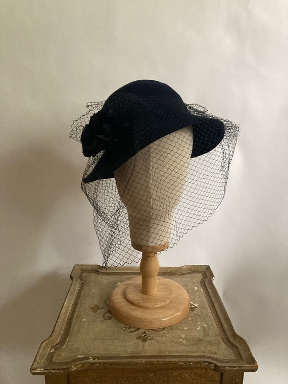 1940s Navy Wool Felt Tilt Hat with Netting and Fl… - image 1