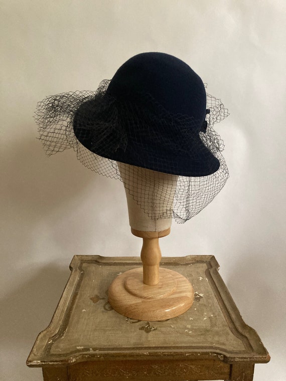 1940s Navy Wool Felt Tilt Hat with Netting and Fl… - image 3