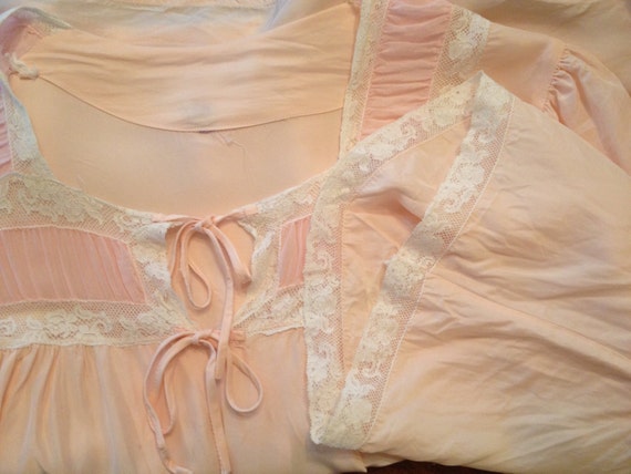 Vintage Pink Bed Jacket Lingerie with Lace/ 1940s… - image 4