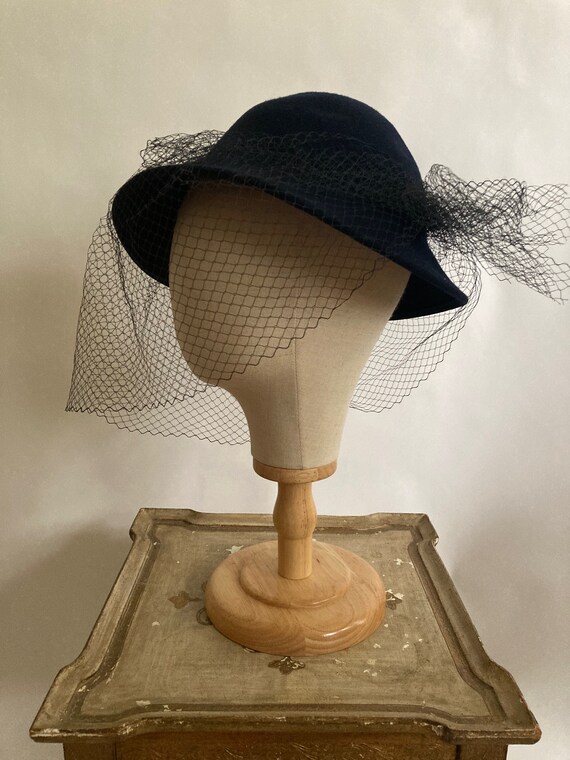 1940s Navy Wool Felt Tilt Hat with Netting and Fl… - image 2