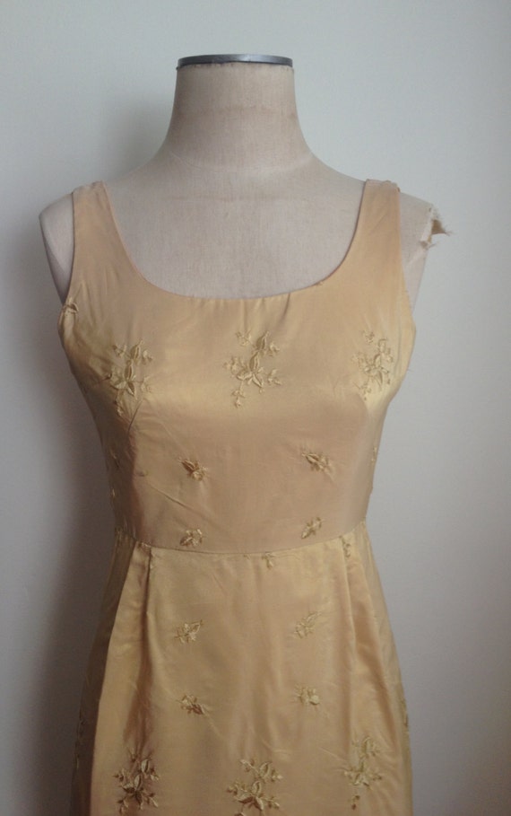 60s Gold Embroidered Cocktail Shift Dress/23" wai… - image 3