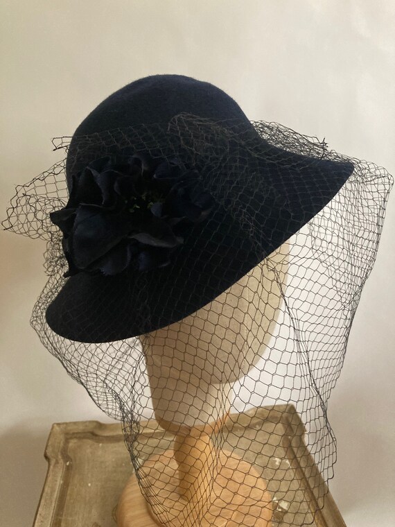 1940s Navy Wool Felt Tilt Hat with Netting and Fl… - image 5