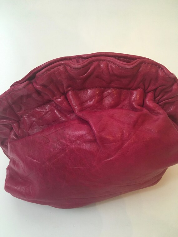 80s Soft Leather Fuschia Slouchy Clamshell Clutch… - image 3